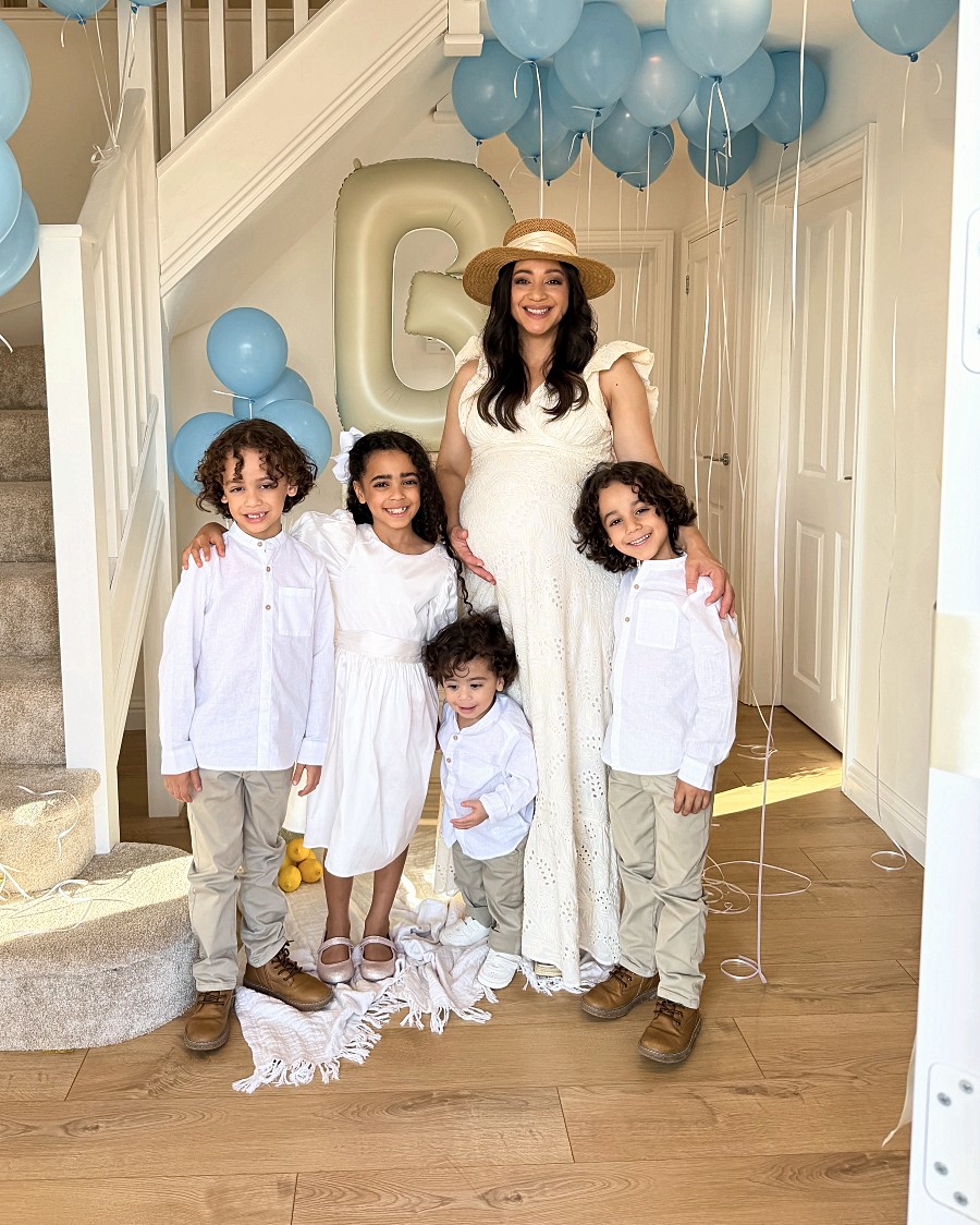 Anna com os filhos, todos de branco